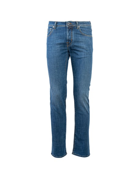 Shop JACOB COHEN  Jeans: Jacob Cohen jeans Nick.
Denim stretch di cotone.
Modello a cinque tasche.
Vita bassa.
Passanti al punto vita.
Chiusura con bottoni.
Bottone logato con dettagli a spina di pesce e finitura oro chiaro.
Patta interna ricamata con nome del pantalone e citazione del fondatore.
Include bandana con stampa e rocchetto di filo.
Profumati con l’esclusiva fragranza Jacob Cohën.
Composizione: 98% Cotone 2% Elastan.
Fabbicato in Italia.. UQE06 32 S3736  NICK-566D